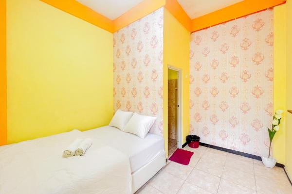 Sion Homestay Mitra RedDoorz near Terminal Kertajaya Mojokerto, Boek Hotel Brangkal East Java