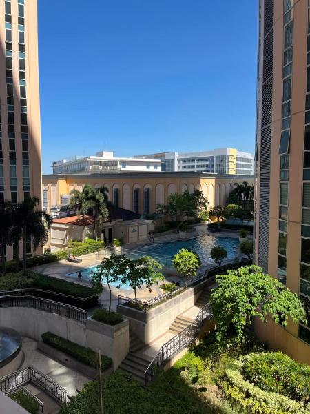 Cozy condo with balcony in Taguig, Boek  Luzon Hotels met een Zwembad, Zwembad