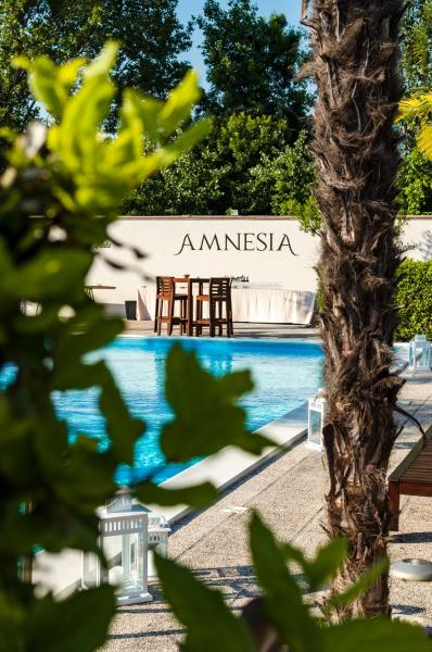 AMNESIA VILLAS, Boek  Borghetto Marken