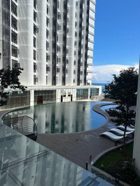 Topaz Nilam Residence 5 pax The Shore KK Centre, Boek  Borneo Hotels met een Zwembad, Zwembad