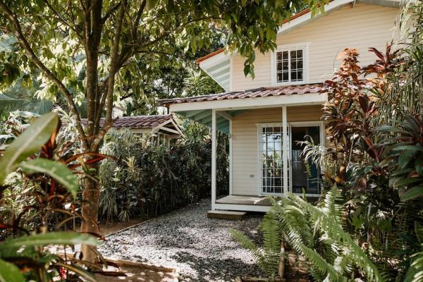 CherryTree Bungalow of Villa Paraiso / Beachfront, Boek  Big Creek Isla Colon