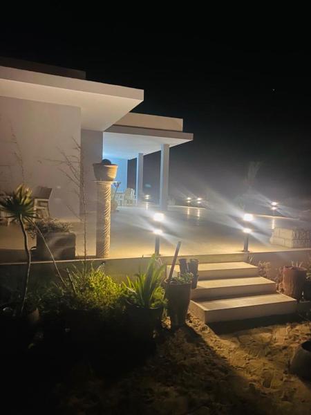 Beach house wing in kerkennah island. Fully equipped place for 4 guests and peaceful relaxing stay. Calm sea and beautiful sun rise that can be enjoyed straight on the beach or from the house terrace., Boek  Ouled Yaneg Sfax
