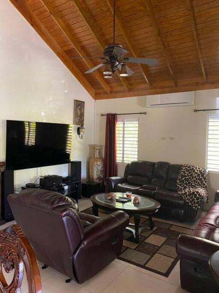 Sunset Palms & Villa Management Ltd, Boek  Hotels in Saint Ann Parish met zwembad, Zwembad