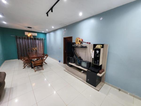 Casa con patio y quincho en Cambyreta Itapua, Boek  Itapua Hotels met Parkeerplaats, Parkeren