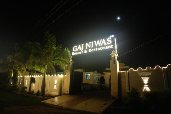 Gaj Niwas Resort and Restaurant, Boek   