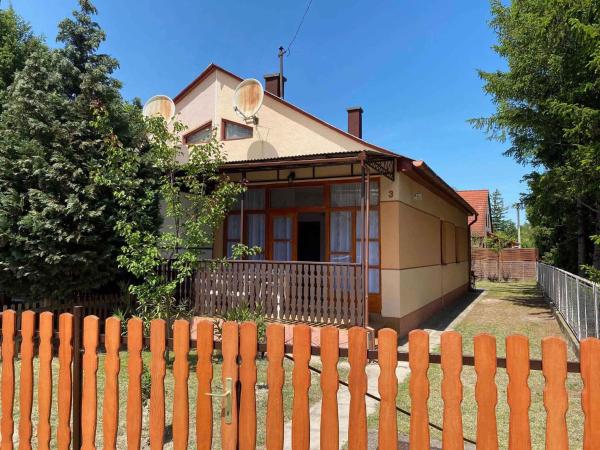 Holiday home in Balatonmariafürdo 19477, Boek  Somogy Hotels met Parkeerplaats, Parkeren