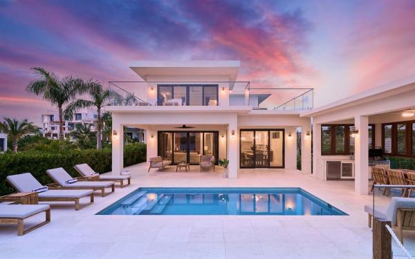 Sunny Bay Estate Villa 4 Bedroom Waterfront, Boek  Providenciales Turks- en Caicoseilanden