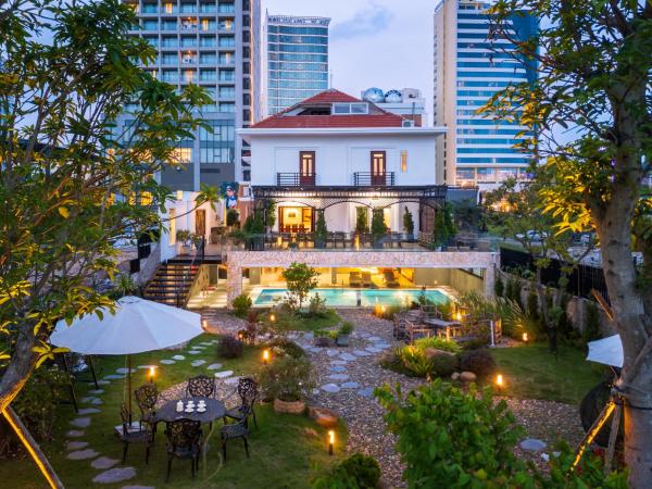 THE MUSE Villa-10mins walk beach, Boek  Hotels in Quang Ninh met zwembad, Zwembad