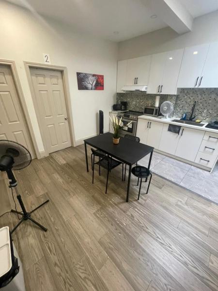 King-Queen Walk-in Residence - Walk to CN TOWER,SUBWAY,CONCERTS,PUBS,PARKING, Boek  Toronto 