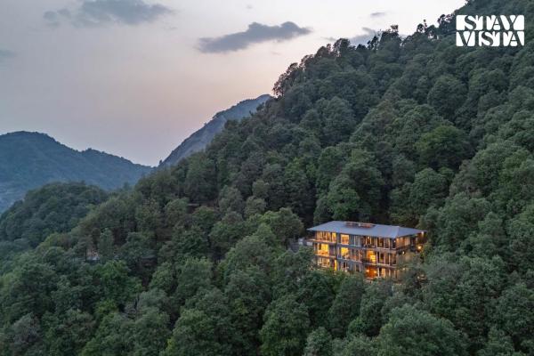 StayVista at Cliffbourne with Bonfire, BBQ, Boek  Mussoorie Uttarakhand