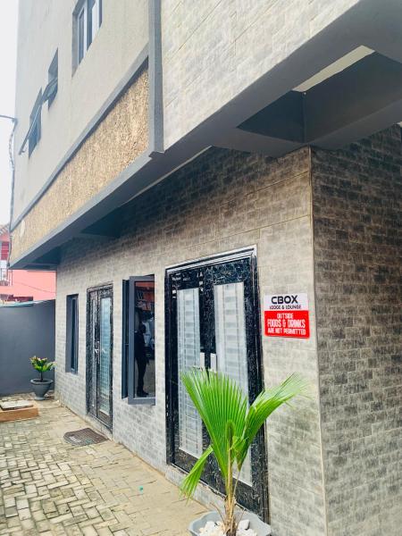 Cbox Lodge & Lounge, Boek  Mushin Lagos