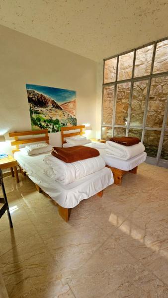 Wadi Dana Lodge - نزل وادي ضانا, Boek  Petra Hotels met Parkeerplaats, Parkeren