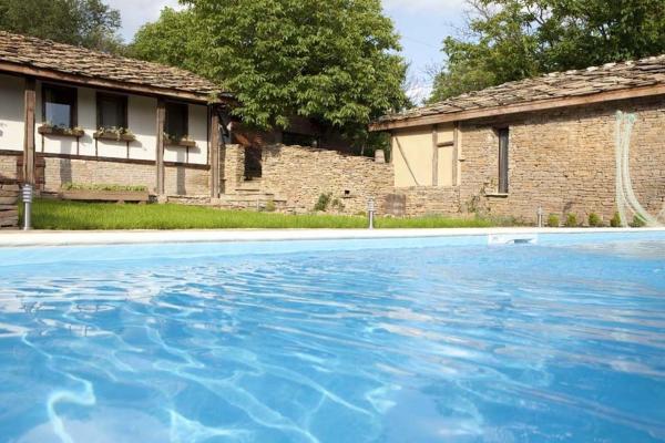 The Four Houses, Boek Vakantiehuis Bozhentsi Gabrovo