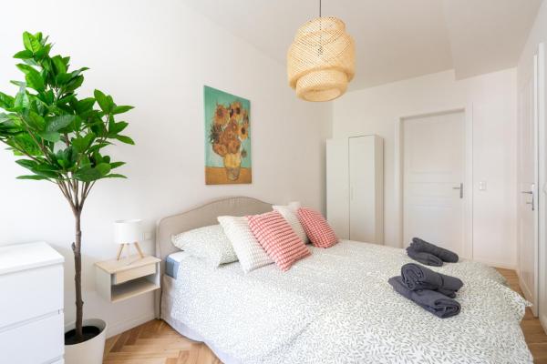 Chic Apartment with Balcony near Center, Boek Appartement Wenen Oostenrijk