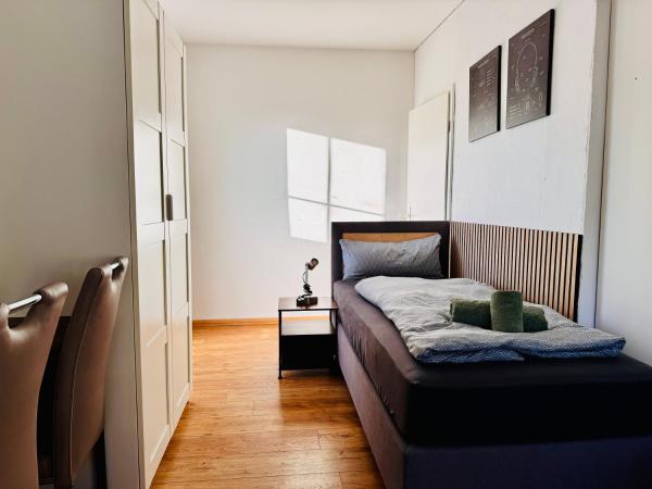 Premium Quartier Merseburg - 6 Schlafzimmer - bis 12 Personen - Transporter-Parkplatz - WLAN, Boek  Garz Hotels met Parkeerplaats, Parkeren