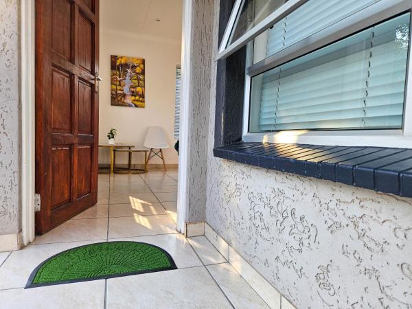 The M GuestHouse, Boek  Gauteng Hotels met Parkeerplaats, Parkeren