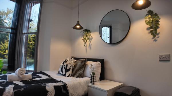 Private, Stylish Studio with Parking in City, Boek  Birmingham West Midlands