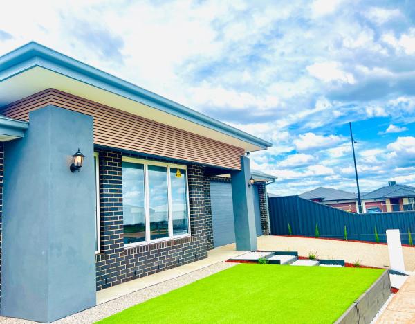 Modern 4 Bed 4 Bath Family friendly Villa, Boek  Victoria Hotels met Parkeerplaats, Parkeren