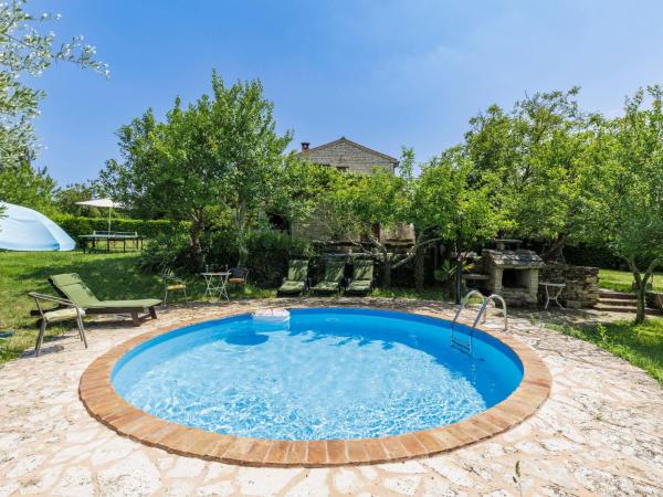 Holiday Home Village Family House Ranka by Interhome, Boek  Hotels in Pifari met zwembad, Zwembad