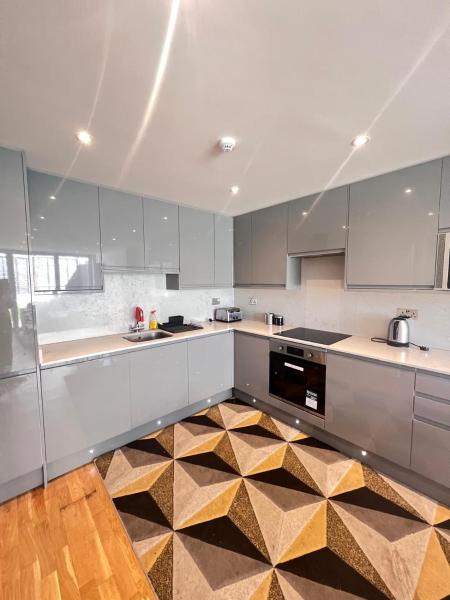 Lovely home, Boek  Hotels in Groot-Londen met parkeren, Parkeren