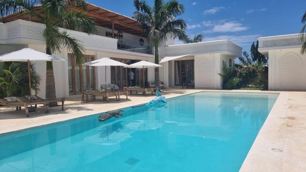 Luxury 4 BR Villa, Boek  Coast Region Hotels met een Zwembad, Zwembad