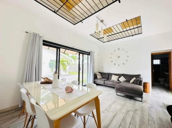 New! 3-Bedroom Private Pool Villa in Grand Baie, Boek  Mauritius North Coast Hotels met een Zwembad, Zwembad