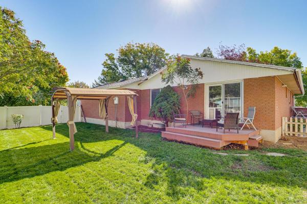 2 Mi to Gardner Village Family Gem with Fenced Yard, Boek  West Jordan Salt Lake County