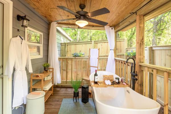 The Small Modern Villa Outdoor Tub-Unit B, Boek  Madison 