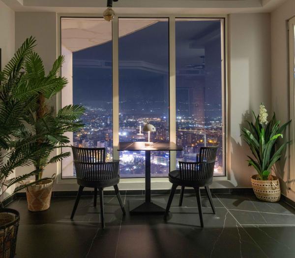 Digital Nomad Penthouse - 250m2 with 5 Bedrooms and Fast Wi-Fi - Monitors Included, Boek  Hotels in Skopje met parkeren, Parkeren
