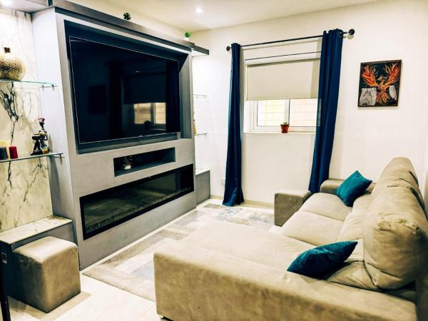 Private Pool Ultra Modern 4 Bedroom Villa Playstation Play Room & Garage, Boek  Taʼ Ċantar Hotels met Parkeerplaats, Parkeren