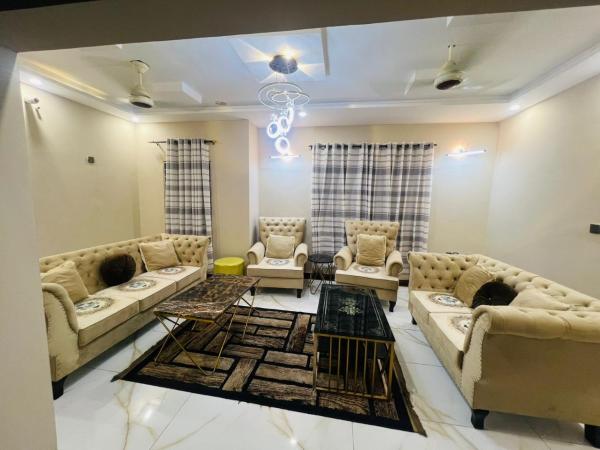 Luxury Bahria Town Karachi Villa, Boek  Karachi Hotels met Parkeerplaats, Parkeren