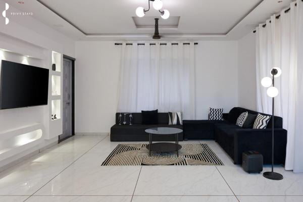 Privy Stays- Cavo Villa, Alibag, Boek  Mān Hotels met een Zwembad, Zwembad