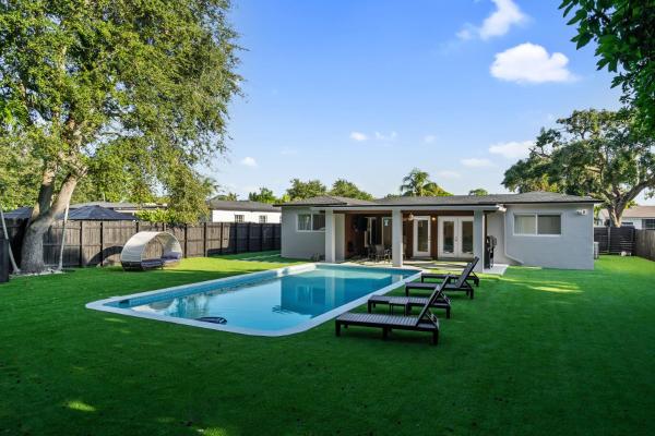 Tropical 4BR Villa with Pool, BBQ & Mini Golf Fun, Boek  Gold Coast Heliport Florida
