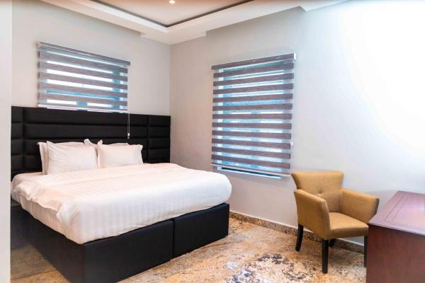King Georges Court, Boek  Mama 