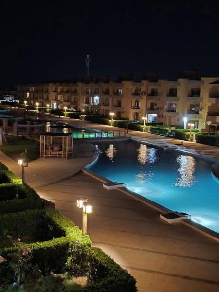 شاليه ارضي غرفتين و2 تواليت لاجولي العين السخنه عائلات فقط, Boek  New Valley Hotels met een Zwembad, Zwembad