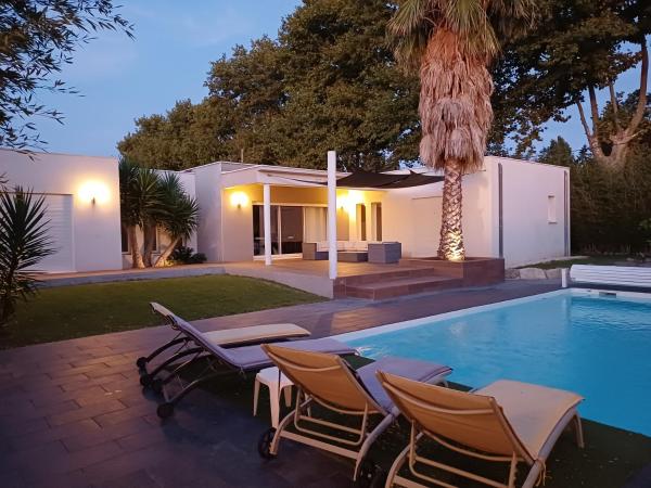 Villa d'architecte avec piscine chauffée, 4 chambres, à 30 mn Gruissan plage, Boek  Salleles-d'Aude Aude
