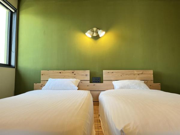 The Shore Inn, Boek  Okinawa Hotels met Parkeerplaats, Parkeren