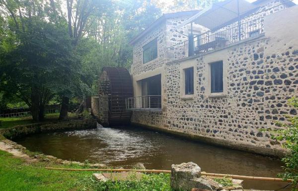Le Moulin la Paille, Boek  Hotels in Rhone-Alpen met parkeren, Parkeren