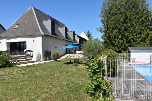 Chambres d'hôtes PANCHIEN, Boek  Nouzilly Hotels met een Zwembad, Zwembad
