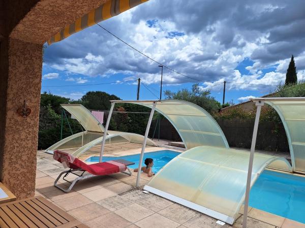 Villa with pool in Taradeau, Boek  Hotels in Rhone-Alpen met parkeren, Parkeren