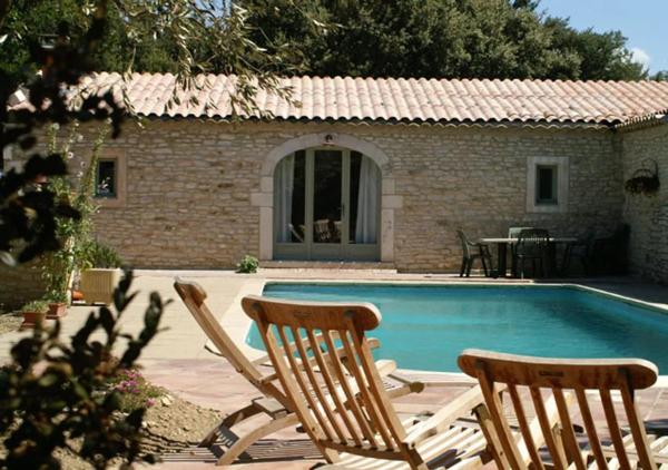 Maison conviviale à Chamaret, 90 m² avec piscine partagée, Boek  Hotels in Chamaret met zwembad, Zwembad