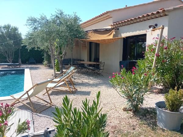 Villa de charme à Cucuron au pied du luberon, Boek  Cucuron Hotels met Parkeerplaats, Parkeren