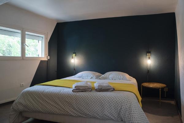 La Villa Plaisance - maison et Chambres d hôtes à proximité de Châteaneuf-du-Pape, Boek  Hotels in Rhone-Alpen met parkeren, Parkeren