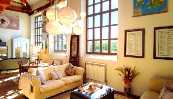 Romantic Village School with Sunny Garden, Boek  Le Monestier Rhone-Alpen