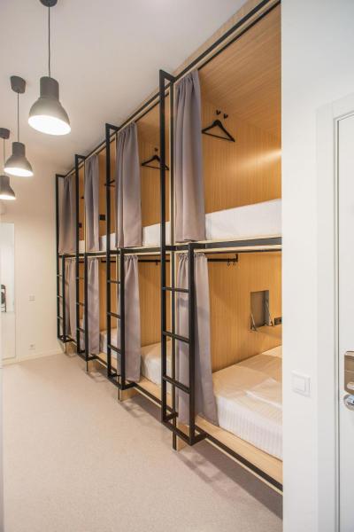 CAPSULE HOTEL & HOSTEL, Boek Capsule Hotel Hotels in Kharkiv met parkeren, Parkeren