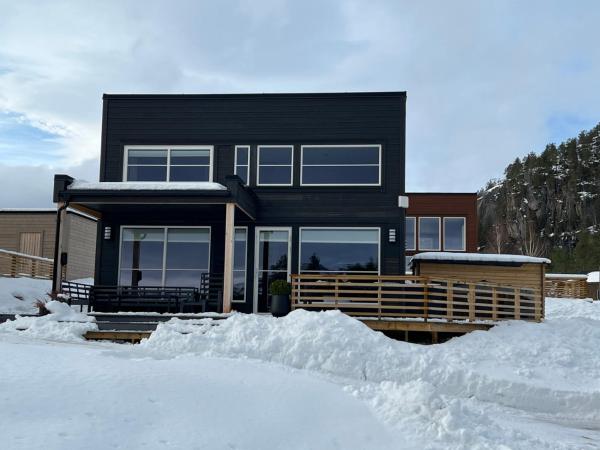 Modern lakehouse with jacuzzi & sauna, near golf and alpine, Boek Vakantiehuis Vradal Vestfold