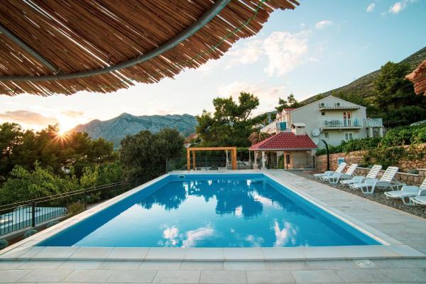 Beachfront Apartments Vala with a swimming pool, Boek Appartement Orebić Pelješac