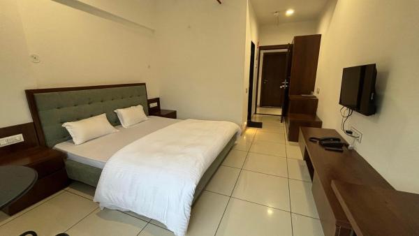 Silver Spring Guest House - Phase 2, Boek  Indore 