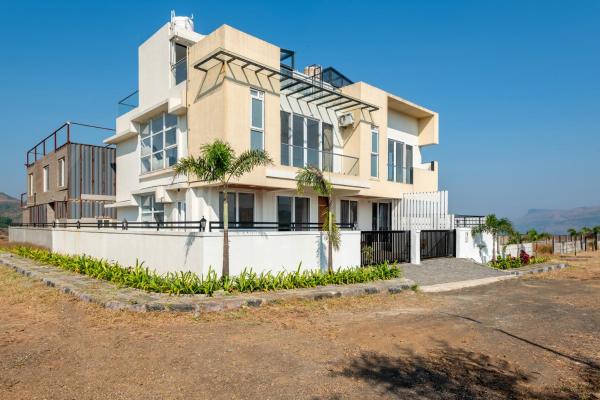 ELIVAAS White House 4-BHK Villa with Panoramic Hill Views, Glass Room, Outdoor Pool & Dam nearby, Boek  Igatpuri 