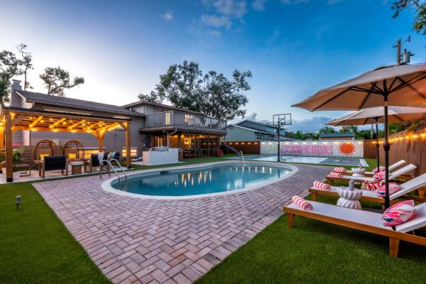 Casa Palmera Family Villa 5 Minutes to the Beach with Heated Pool and Outdoor Cinema, Boek  Seminole Florida